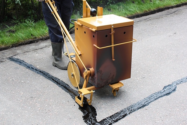 Начните с малого, с устранения трещин на асфальте